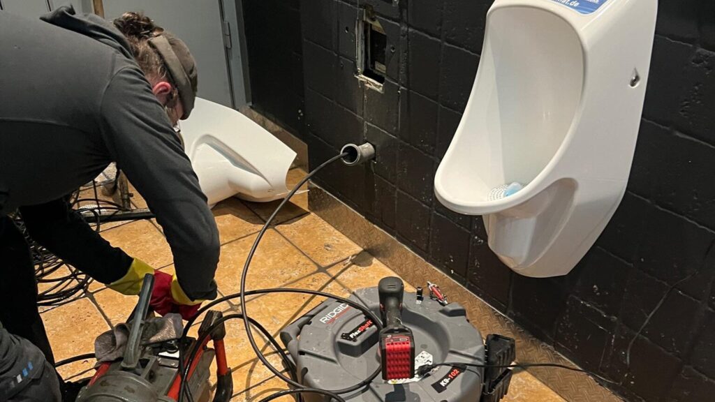 Verstopfter Küchenabfluss Neustadt – Rohrreinigung im Einsatz