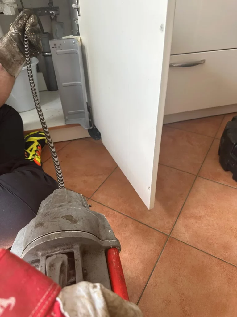 Hochdruckreinigung im Bad bei der Rohrreinigung Kriftel
